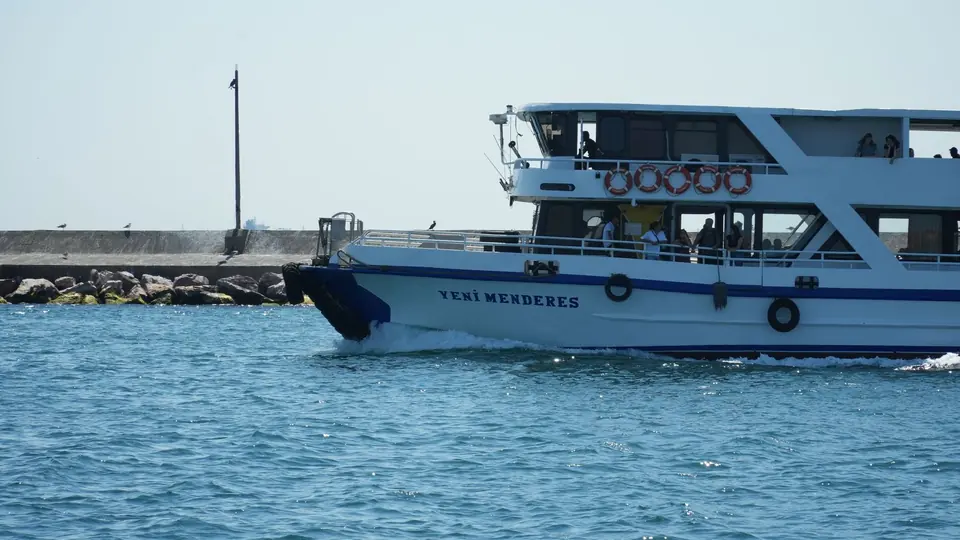 Die Passagierfähre Yeni Menderes kreuzt an einem sonnigen Tag in den Gewässern von Istanbul.